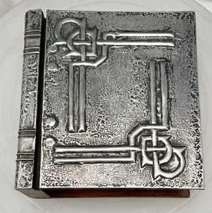 CAJA HUMIDOR DE MADERA Y METAL HECHA A MANO DE COLECCIÓN 6,5", TAPA EN RELIEVE, USADO LIGERO c1935 g - Imagen 1 de 11