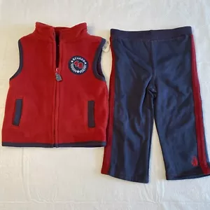 Rugged Bear 2-teiliges Set - Fleece Weste/Jogginghose - rot/blau - Gr. 18 mon - Neu mit Etikett - Bild 1 von 4
