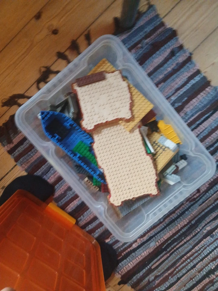 2 Kisten LEGO 20 Figuren und Ersatzteile Und Ein Polizei Boot - Bild 1 von 4