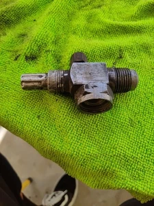 1964/65/66 Ford Thunderbird A.C Compressor Hose Valve - Picture 1 of 8