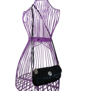 Bolso Bandolera BRIGHTON Negro Croco Cuero Repujado con Correa para Muñequera - Imagen 1 de 10
