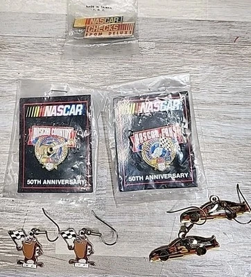LOTE DE DOS JUEGOS DE PENDIENTES NASCAR DALE WONHARDT y Taz, también 3 prendedores  Foto 1 de 4