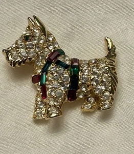 Broche prendedor vintage Kenneth Jay Lane Scottie perro KJL cristales rojos verdes transparentes - Imagen 1 de 3
