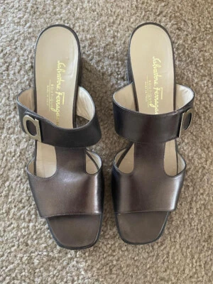 Sandalia Salvatore Ferragamo de cuero bronce punta abierta tacón bloque - 9.5 2A estrecha Foto 1 de 4