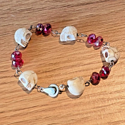 Vintage Teng Yue Howlite Skull Red Crystal Bead Silver Chain Bracelet 7.5" BR1 - Image 1 of 4