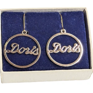"Doris" Vintage Schrift Name goldfarbene Ohrringe Draht geschlossen Creolen - Bild 1 von 8