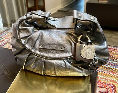 Juicy Couture Vint. Hobo de cuero metálico totalmente seguro de alta costura usado en excelente estado con plumero Foto 1 de 4
