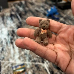 Oso de peluche marrón miniatura vintage con pajarita naranja - Imagen 1 de 6