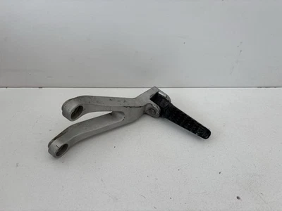 Reposapiés trasero izquierdo pasajero Kawasaki ZX900 ZX9R 1998-2002 Foto 1 de 4