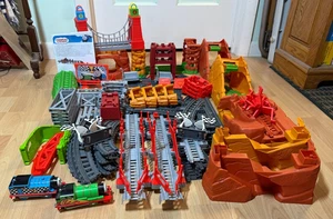 Juego de tren de carreras de carga motorizado Thomas & Percy FISHER PRICE COMPLETO SIN CAJA - Imagen 1 de 12