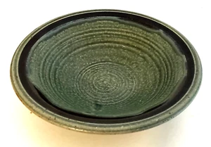 Dirtworks Keramik Seegrab NC Schüssel von Nelda Französisch grün, braun 2" hoch, 6" breit signiert - Bild 1 von 5