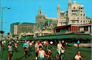 BICICLETA EN EL PASEO MARÍTIMO Atlantic City, Nueva Jersey NJ postal sin usar - Imagen 1 de 2