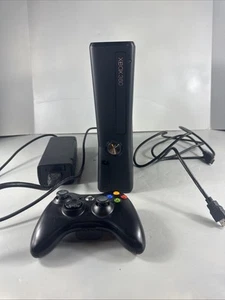 Microsoft Xbox 360 S Slim 1439 250GB Konsole mit Controller & Kabeln - Bild 1 von 4