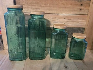 Vintage Aqua Glas Kanister Dreiecksform mit geprägtem Design Holzdeckel 4 Stück - Bild 1 von 8