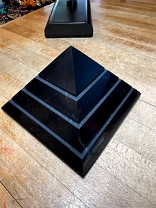 Schungit Mineral Edelstein große Pyramide geschichtet mit abgeschrägten Kanten Probe 555 - Bild 1 von 6