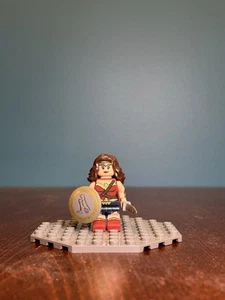 Lego DC Super Heroes Wonder Woman Minifigure sh0221 From Sets 76046, 76087 - Picture 1 of 1