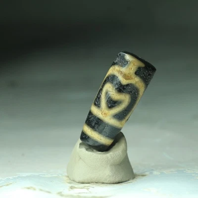 Antiguo colgante amuleto tibetano de cuentas de ágata Dzi "Acuario" del Tíbet 45554 Foto 1 de 4