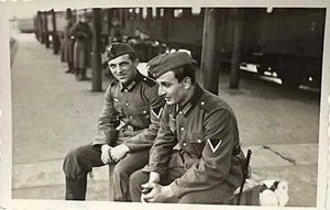 Foto de la Segunda Guerra Mundial de Waffensn alemán sentado en el ferrocarril - Imagen 1 de 2