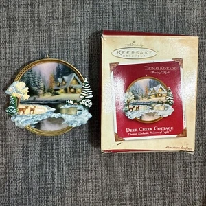 Decorazione natalizia Hallmark Keepsake Thomas Kinkade 2002 Deer Creek Cottage - Foto 1 di 2
