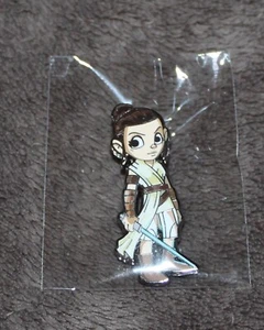 Star Wars Celebration 2022 Exclusive Rey Pin - Bild 1 von 1