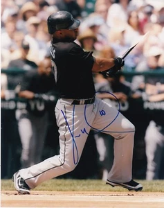 VERNON WELLS TORONTO BLUE JAYS ACTION SIGNED 8x10 - Picture 1 of 1