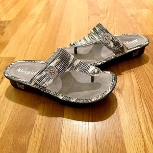 NWOB Alegria Carina Wrapture Thong Sandals in Black Silver Reptile Print 38 or 8 - Picture 1 of 4