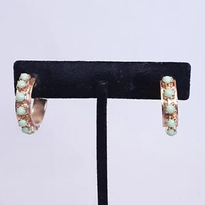 Orecchini Huggie Cerchio Vintage Tono Oro Metallo Verde Piccolo Puntale Set Pietre - Foto 1 di 7