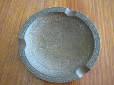 VINTAGE SMALL INDIA DETAIL HAND CARVED BRASS ASH TRAY - Image 1 of 4