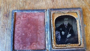 1850'S ANTIQUE CASED TINTED AMBROTYPE PHOTOGRAPH - GENTLEMAN - NINTH PLATE - Picture 1 of 8