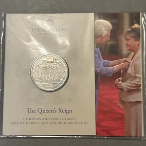 Queen Elizabeth II The Queen’s Reign - Honours And Investitures UK £5 BU Pack - Picture 1 of 3