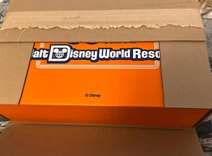 D23 Gold Member Celebrate 50 Magical years of Disney Resort Pins mit Lunchbox Neu im Karton - Bild 1 von 8