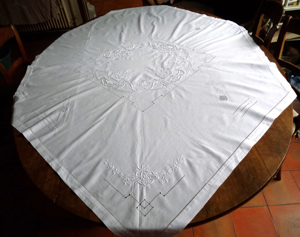 Nappe ancienne en métis fin blanc brodé/Broderie main fleurs jour 109,5/172,5 cm - Photo 1/4