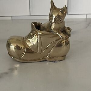 Vintage Brass Figurine Old Shoe with Cat 4.25" Tall Cat Lovers