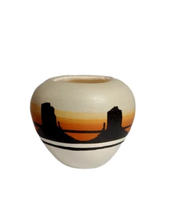 Navajo Southwest Native American Pottery Vase Small, Signed - Picture 1 of 9