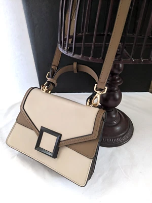 Cartera Escarlata con Asa y Bandolera Correa Beige y Marrón Bolso de Mano Ciudad Noche Foto 1 de 4