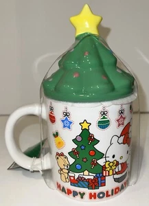 Hello Kitty Holiday Keramiktasse Weihnachtsbaumdeckel 2 Stück 18 Unzen grün bunt Neu mit Etikett - Bild 1 von 24
