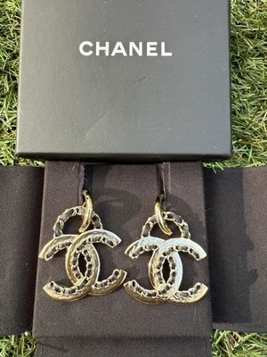 Chanel CC Logo Negro Piel de Cordero Cadena Tejido Tono Dorado Pendientes Colgantes Foto 1 de 4