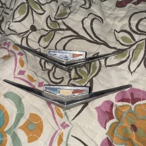 (2) 1962 63 CHEVY CHEVROLET IMPALA BEL AIR V8 FENDER EMBLEM OEM GM PART #3791999 - Bild 1 von 2
