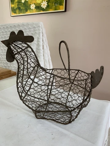 VINTAGE, ROOSTER SHAPED, EGG GATHERING METAL GREY WIRE BASKET Cover
