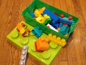 Duplo Lego & Mega Bloks Bauset mit Aufbewahrungsbox - Bild 1 von 5
