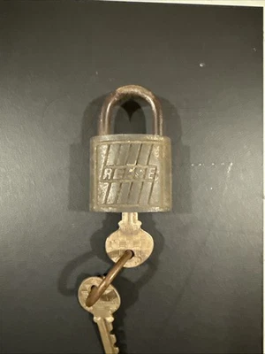 Candado de latón Reese vintage con llaves funciona Foto 1 de 4