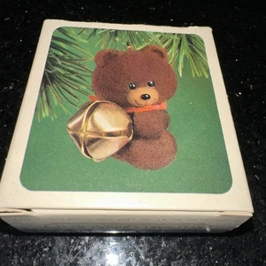 Hallmark Andenken Handarbeit Ornament Jingling Teddybär 1982 - Bild 1 von 13