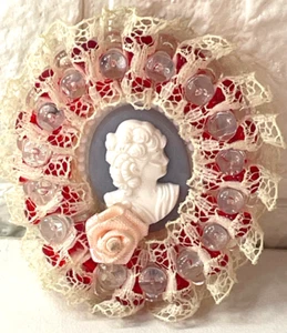 Harz weiß über blau grau Damen abgeschrägte Kamee Cabochon rote Spitze mit Perlen 2 Zoll - Bild 1 von 6