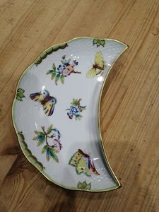 Herend QUEEN VICTORIA 7.75" crescent shape salad plate (s) - Picture 1 of 2