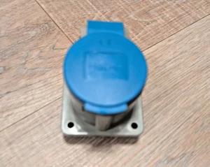 LEWDEN PM16/3100FPB 16A 240V 2P+E Panel Mounted Socket IP44 Blue BS4343 CAMPING - Picture 1 of 6