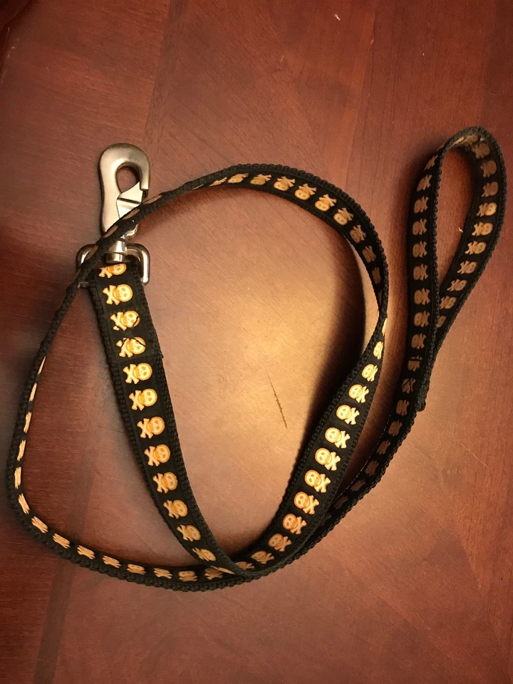 Correa para perro Old Navy negra y naranja calavera brillante en la oscuridad, perros medianos o grandes Foto 1 de 4