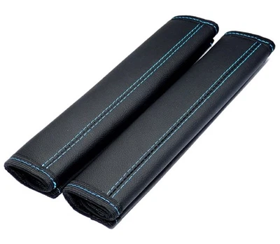 2x Gurtschoner aus 100% Echtleder in Schwarz mit hellblauer Naht Gurtpolster  - Bild 1 von 4