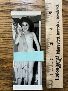 50’s Girl Pretty PIN UP Risque Nude Original B&W Girlie Photo 4x2 81525 - Bild 1 von 2