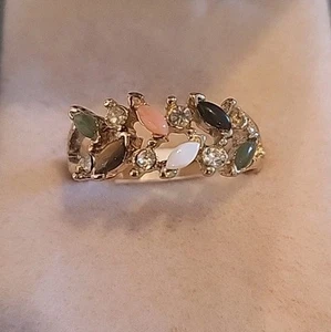 VTG Uncas Genuine Gem Stone Opal, Onyx, Tiger Eye, Jade, Coral, Size 10 Ring New - Foto 1 di 9