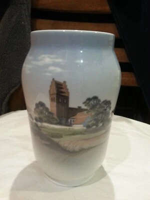 Jarrón Real Copenhague con paisaje de iglesia nr. 2843-108. Hecho en Dinamarca, Foto 1 de 4